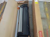 une boîte en carton munie d'une fenêtre et contenant un appareil pour sceller les fenêtres