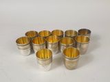 six coupes en argent bordées d'or sur un fond blanc