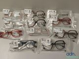 de nombreuses paires de lunettes dans des étuis posés sur la table