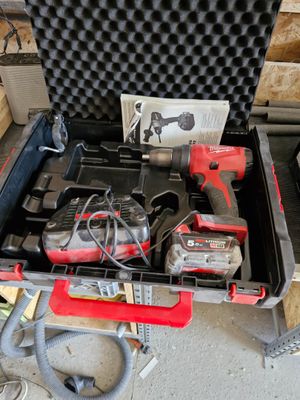 une caisse d'outils avec des outils à l'intérieur, posée sur le sol