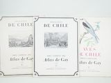 trois livres posés sur une table