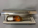 une bouteille d'alcool dans un étui en argent