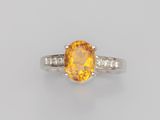 une bague en saphir orange et diamants