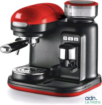 une image représentant une machine à café noire et rouge sur fond blanc