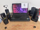 Plusieurs téléphones portables et un ordinateur portable sont posés sur une table