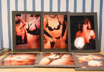 trois photos encadrées représentant une femme en lingerie, posées sur une table