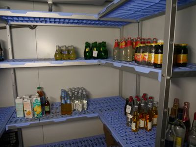 de nombreuses bouteilles d'alcool alignées sur les étagères d'une pièce