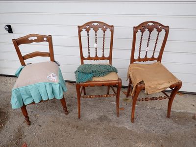 Paire de chaises sculptées, ajourée, moulurées (H. dossier 8…