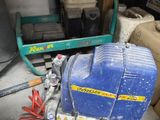 une machine bleue qui se trouve dans un garage