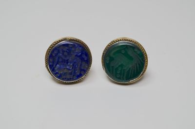 Un lot de 2 pendentifs/cachets en métal argenté sertis de pi…
