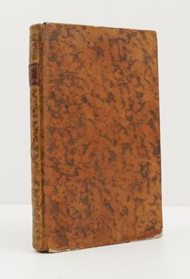 un livre brun posé sur une surface blanche
