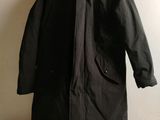 un manteau suspendu à un cintre accroché au mur d'une pièce