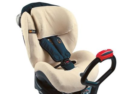 un siège auto pour bébé muni d'une ceinture de sécurité