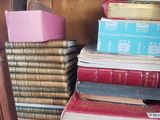plusieurs livres empilés sur une étagère