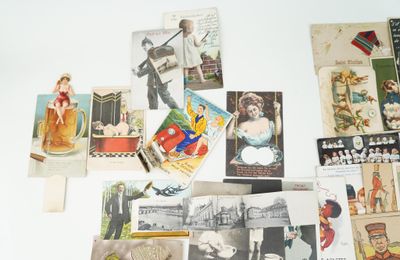 beaucoup de vieilles cartes postales sur la table