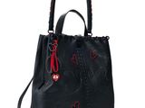 un sac à main noir orné d'un cœur rouge sur le côté