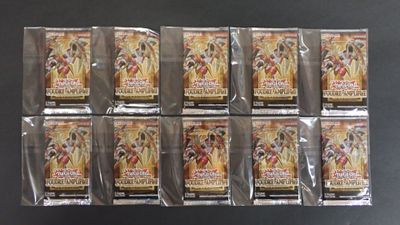 six paquets de cartes à collectionner Pokémon dans des sachets en plastique, posés sur une table