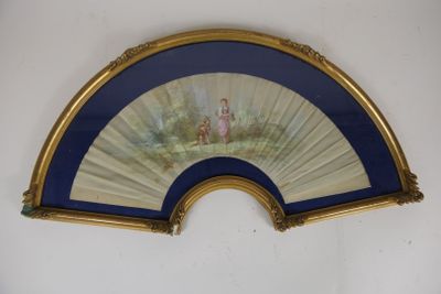 un ventilateur avec un tableau accroché au mur