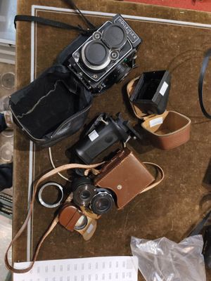 plusieurs types d'appareils photo différents posés sur une table