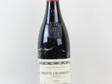 une bouteille de vin posée sur une table