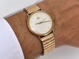 un homme qui porte une montre au poignet