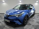 La Toyota C-HR bleue est garée sur un sol à damier.