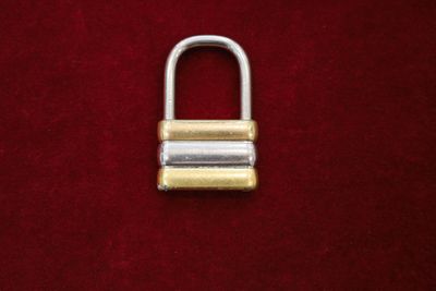 une image représentant un cadenas posé sur un tissu rouge