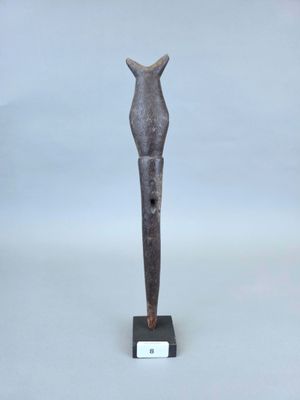 une statue en bronze représentant une tête de cheval posée sur un socle noir