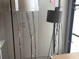trois lampes posées sur un pied dans une pièce
