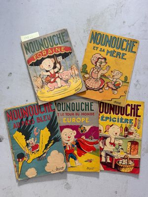 quatre bandes dessinées sont posées sur une surface blanche