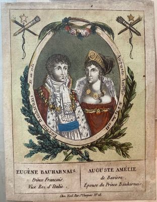 une vieille photo d'un homme et d'une femme se tenant l'un à côté de l'autre