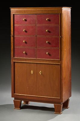 un meuble en bois avec des tiroirs et des tiroirs sur le dessus