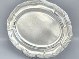 un plateau d'argent antique sur un support sur fond blanc