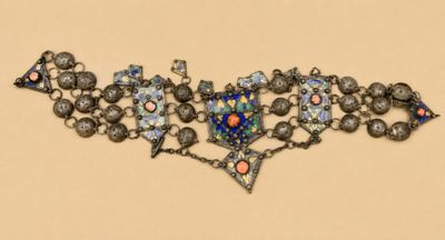 une photo d'un collier en argent et perles de verre