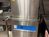 un lave-vaisselle en acier inoxydable dans une cuisine commerciale