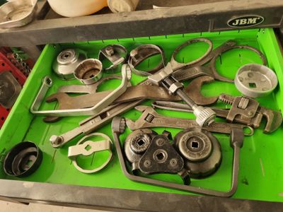 une boîte verte contenant des outils, posée sur une table