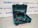 une boîte à outils bleue contenant une perceuse et un cordon d'alimentation