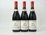 trois bouteilles de vin rouge posées sur une table blanche