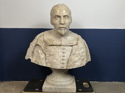 Buste d'homme au manteau doublé de fourrure, sur piédouche.