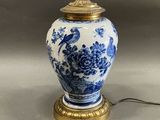 un vase bleu et blanc avec un oiseau dessus