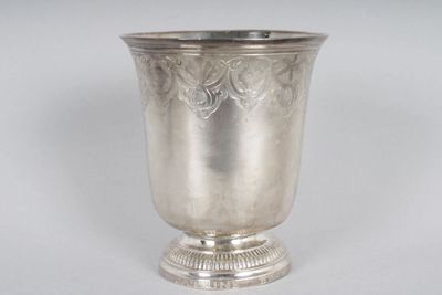 Timbale sur piédouche godronné, le corps décoré sous le buva… - Photo 1