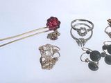 de nombreuses bagues et bijoux variés posés sur un fond blanc