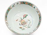 un bol orné d'un motif floral sur fond blanc