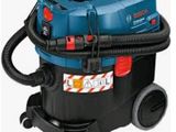 un aspirateur bleu et noir muni d'un tuyau noir
