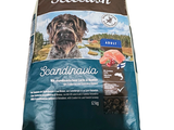 Il y a une tête de chien sur le sac de croquettes.