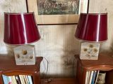 deux lampes posées sur le bord d'une table