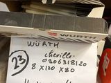 une boîte en carton sur laquelle est accrochée une étiquette, posée sur une étagère
