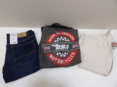 deux paires de jeans et un t-shirt posés sur une table