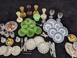 de nombreux types de verres différents sur la table