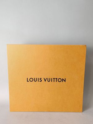 une boîte Louis Vuitton sur fond blanc